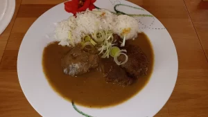 Hovězí plátky na špeku a pórku