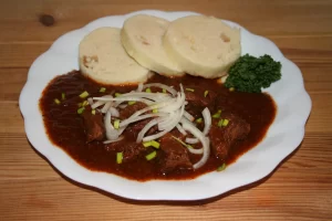 Klasický hospodský guláš (vídeňský)